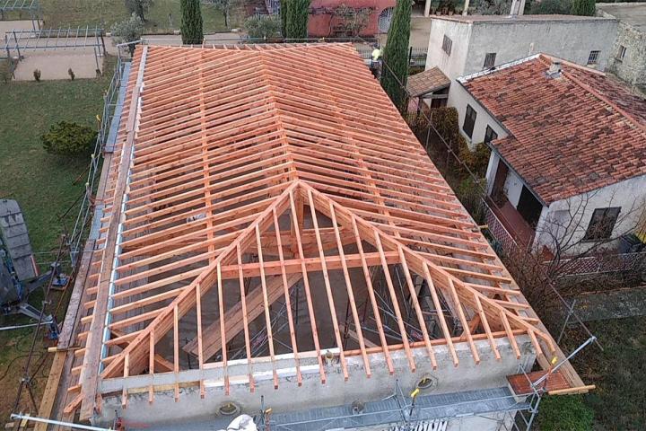 Tous travaux de charpente en bois.